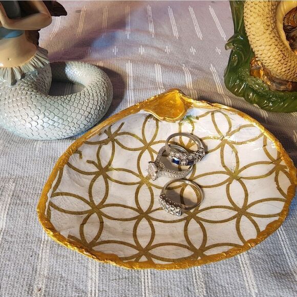 DECOUPAGE  ARE THE THEY? CIRCLES? 4 LEAF CLOVER, WEDDING RING ON A CLAM SHELL - Picture 4 of 7